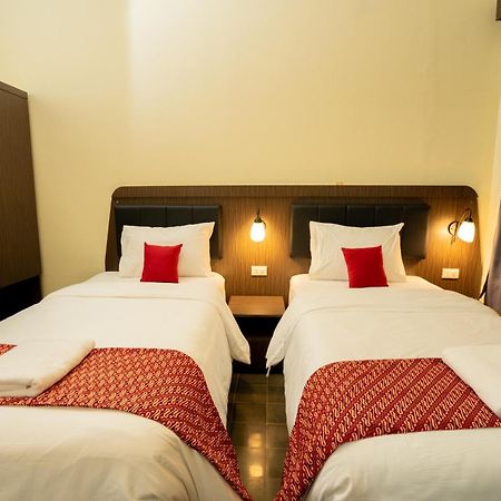 Yuwono Hotel & Villa Malioboro Yogyakarta Bagian luar foto
