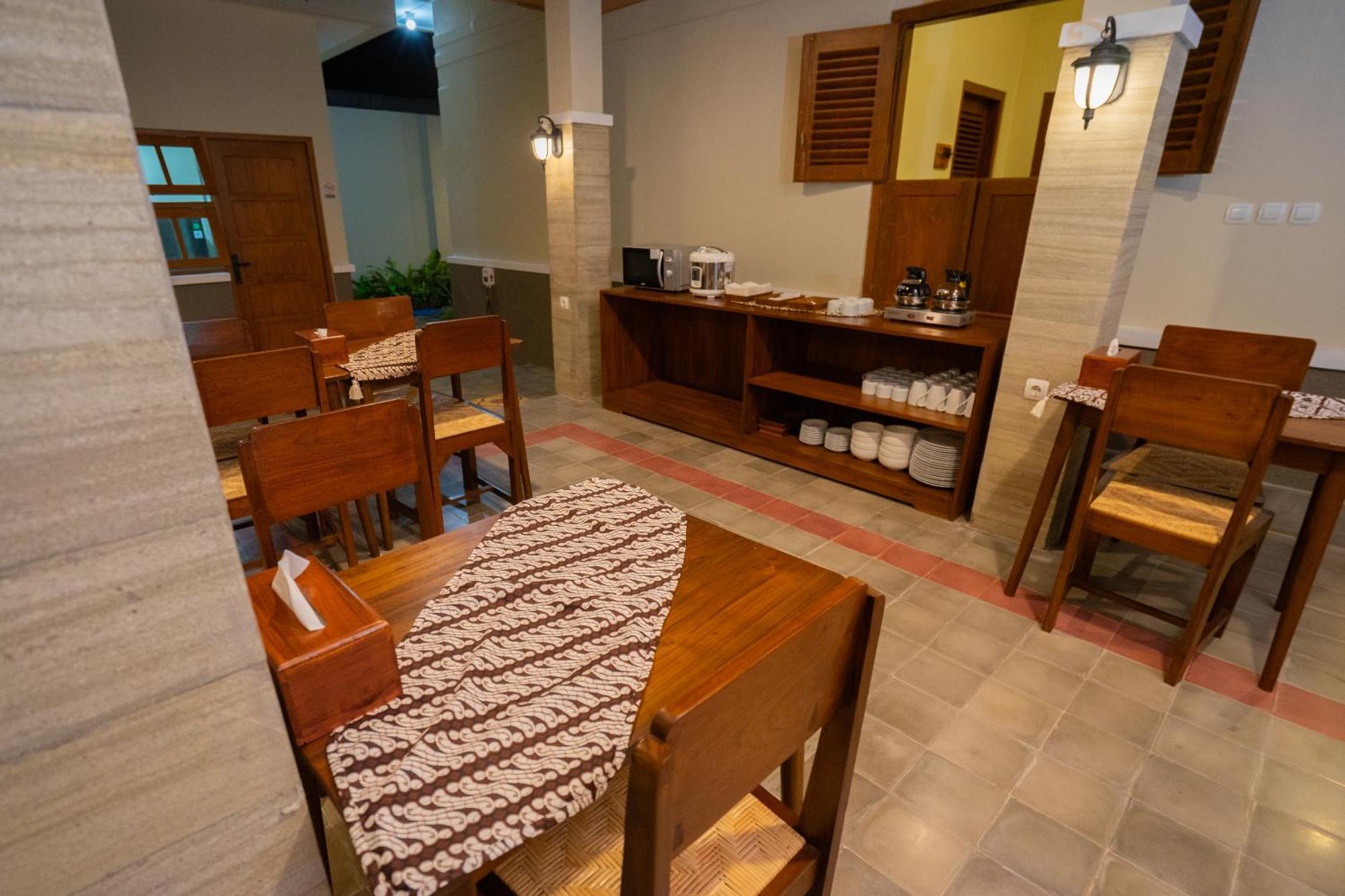 Yuwono Hotel & Villa Malioboro Yogyakarta Bagian luar foto
