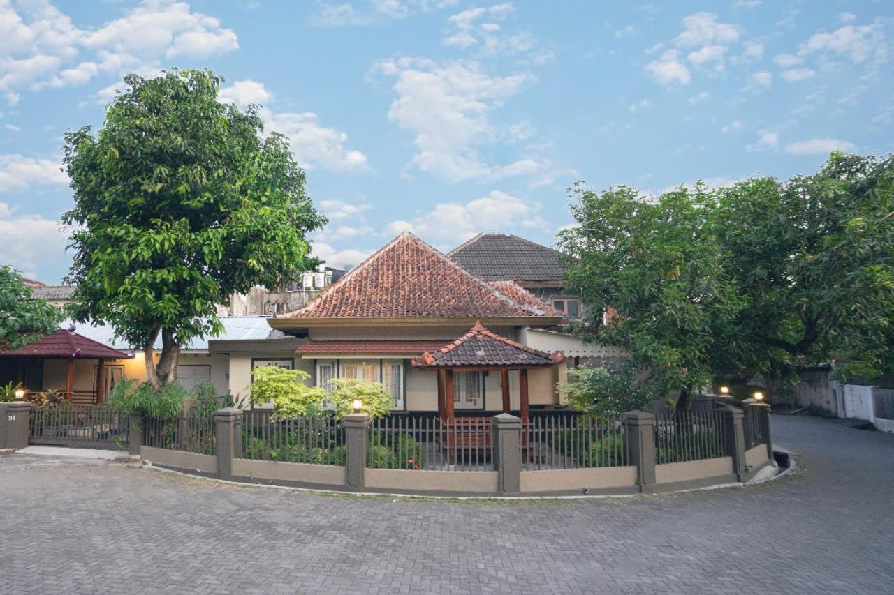 Yuwono Hotel & Villa Malioboro Yogyakarta Bagian luar foto