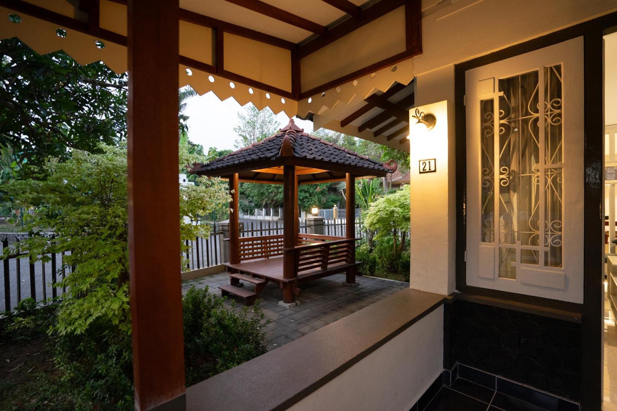 Yuwono Hotel & Villa Malioboro Yogyakarta Bagian luar foto